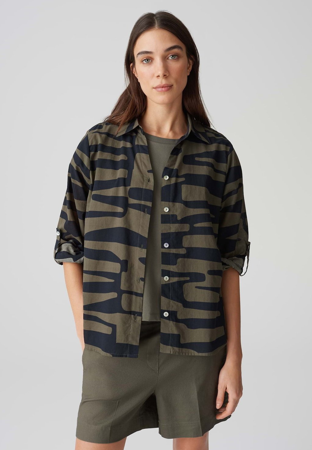 

Рубашка LOOSE FIT PRINT WEITE V-AUSSCHNITT OPUS, оливковый
