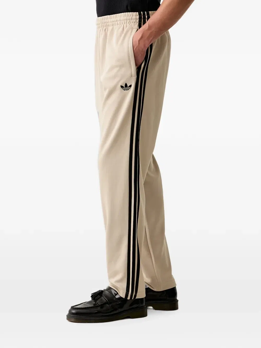 Спортивные штаны с лампасами и вышитым логотипом Adidas, бежевый — фото 3