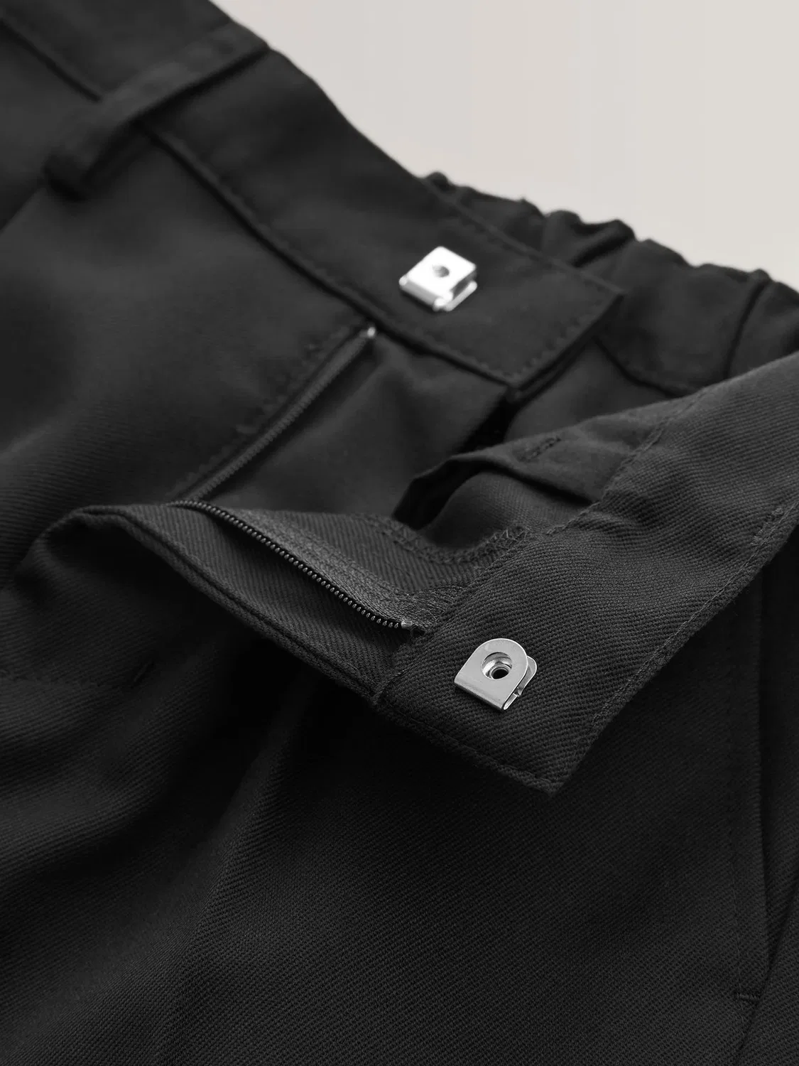 Брюки школьные прямые с защипами, модель Slim Waist Next, черный — фото 3