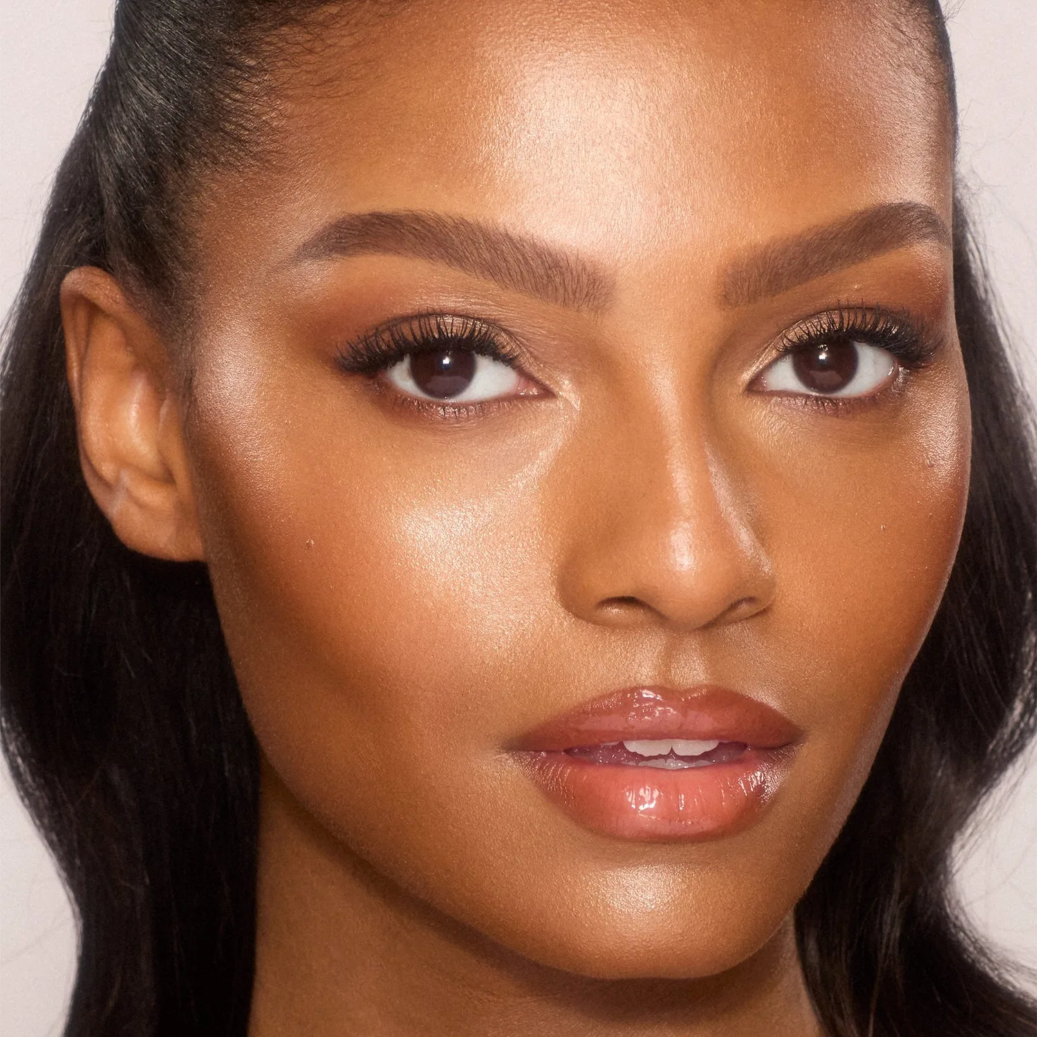 Тональный стик Unreal Skin Sheer Glow Tint Charlotte Tilbury, 10 г, 12 Tan — фото 2