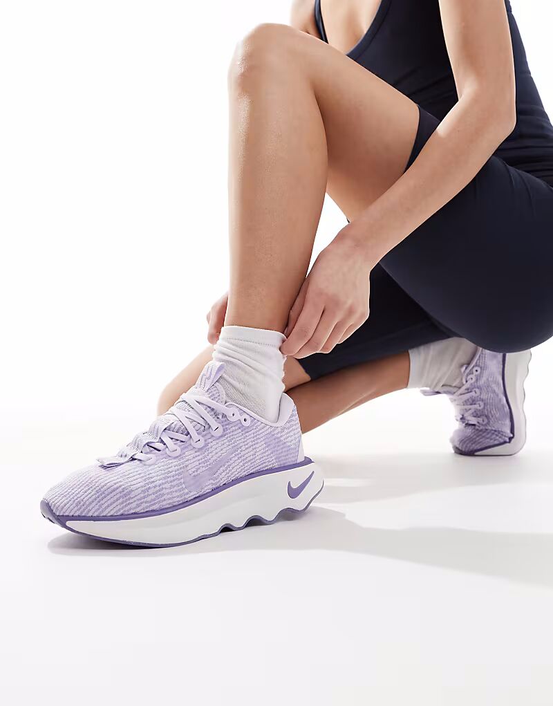 Кроссовки Nike Training Motiva сиреневого и белого цветов