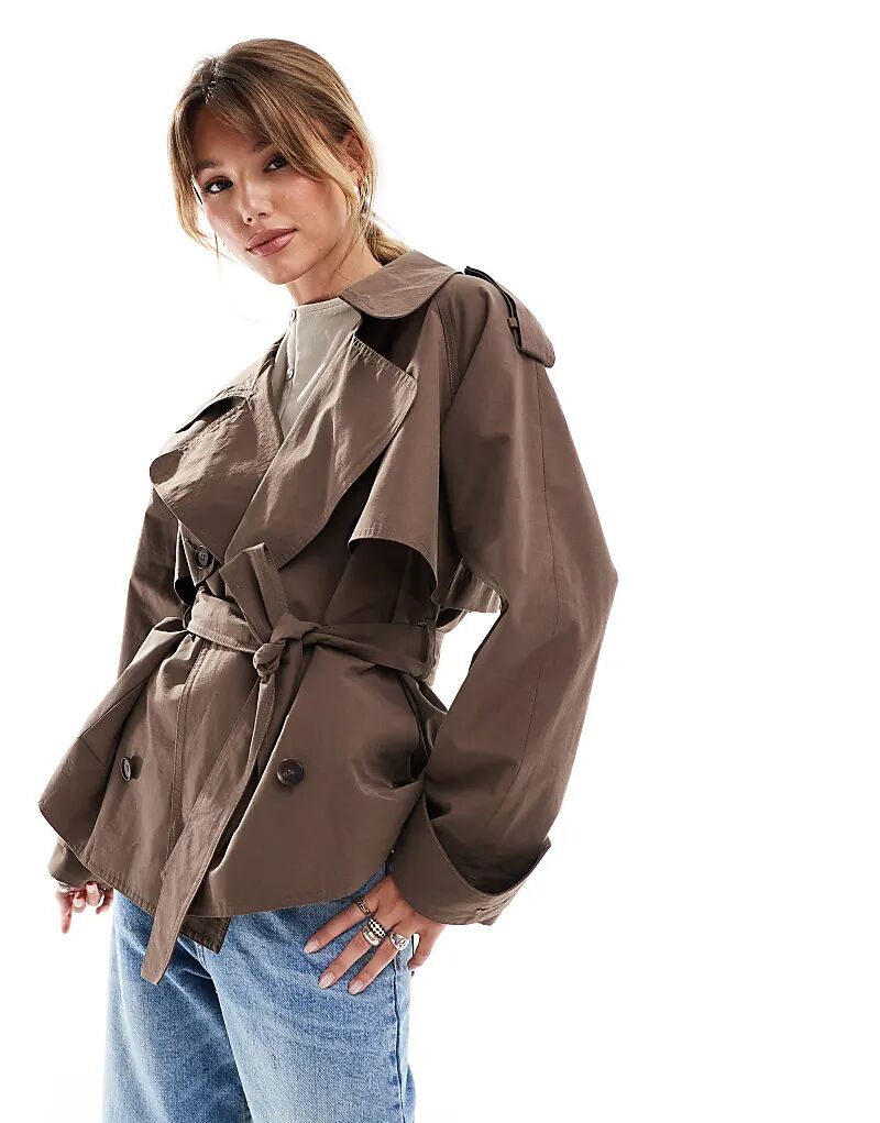 

Короткий тренчкот ASOS DESIGN свободного кроя коричневого цвета с поясом