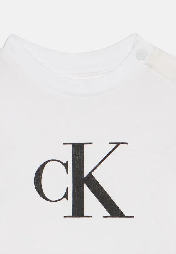 Комплект из двух футболок унисекс с логотипом Calvin Klein Jeans, белый/черный — фото 4