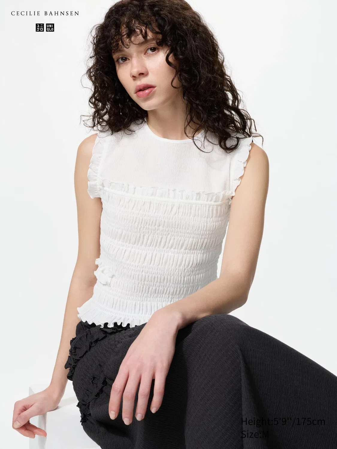 Футболка Uniqlo, белая, с элементами сборки