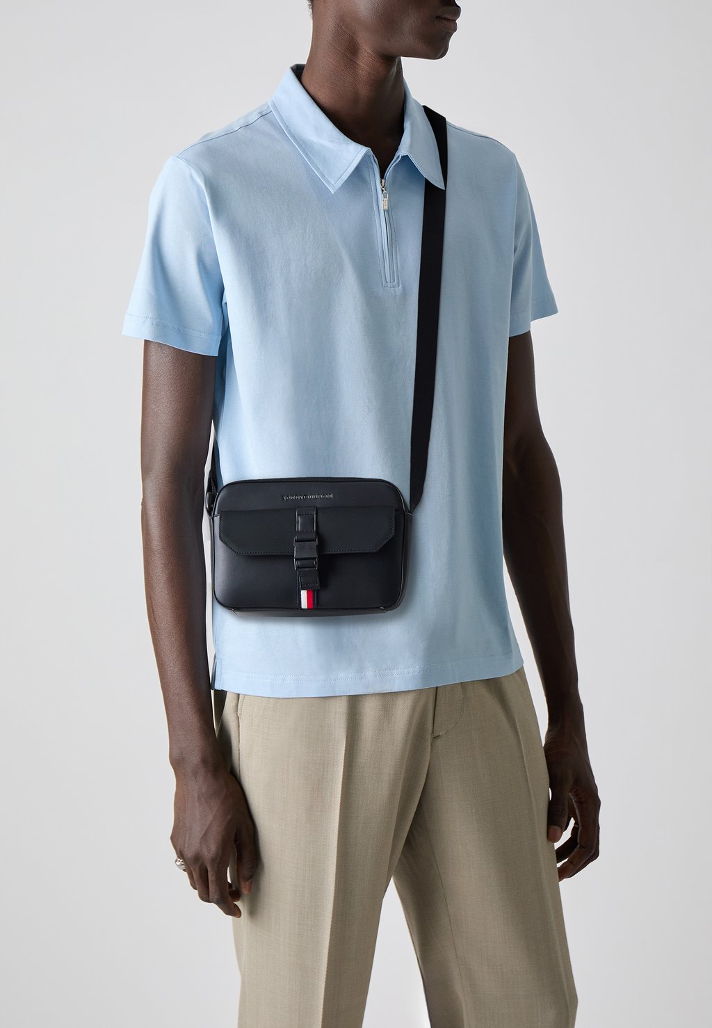 

Сумка через плечо FOUNDATION REPORTER Tommy Hilfiger, черный