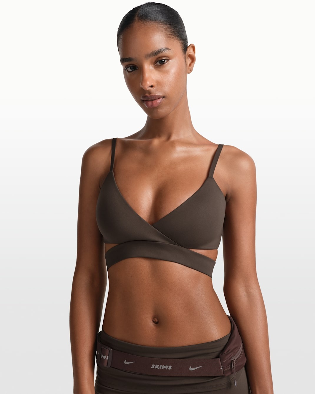 

Спортивный бюстгальтер Nike x SKIMS Matte Women's Wrap, коричневый