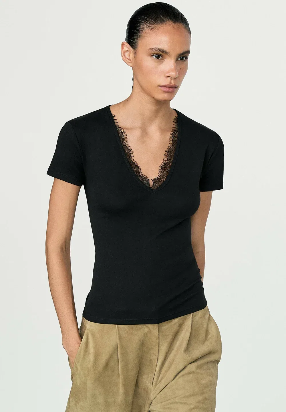 Футболка с V-образным вырезом и кружевной отделкой - базовая футболка Massimo Dutti, Black