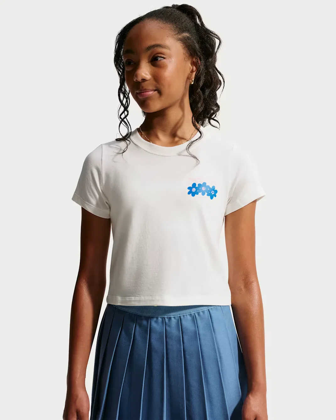 Укороченная футболка приталенного кроя для девочек (подростков) Nike Sportswear, Sail — фото 2