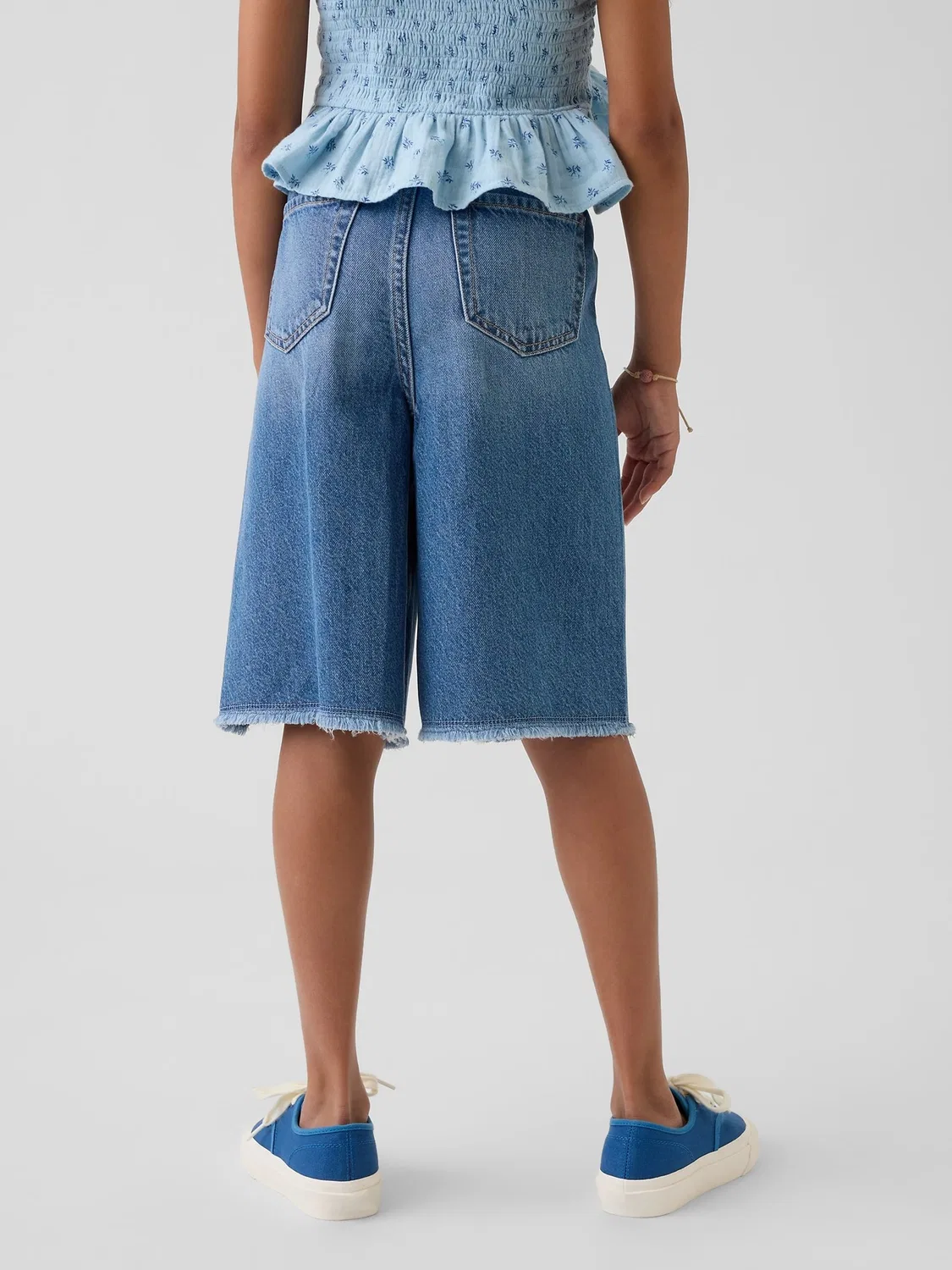 Шорты джинсовые Gap UltraSoft Easy Longline, средняя стирка — фото 2