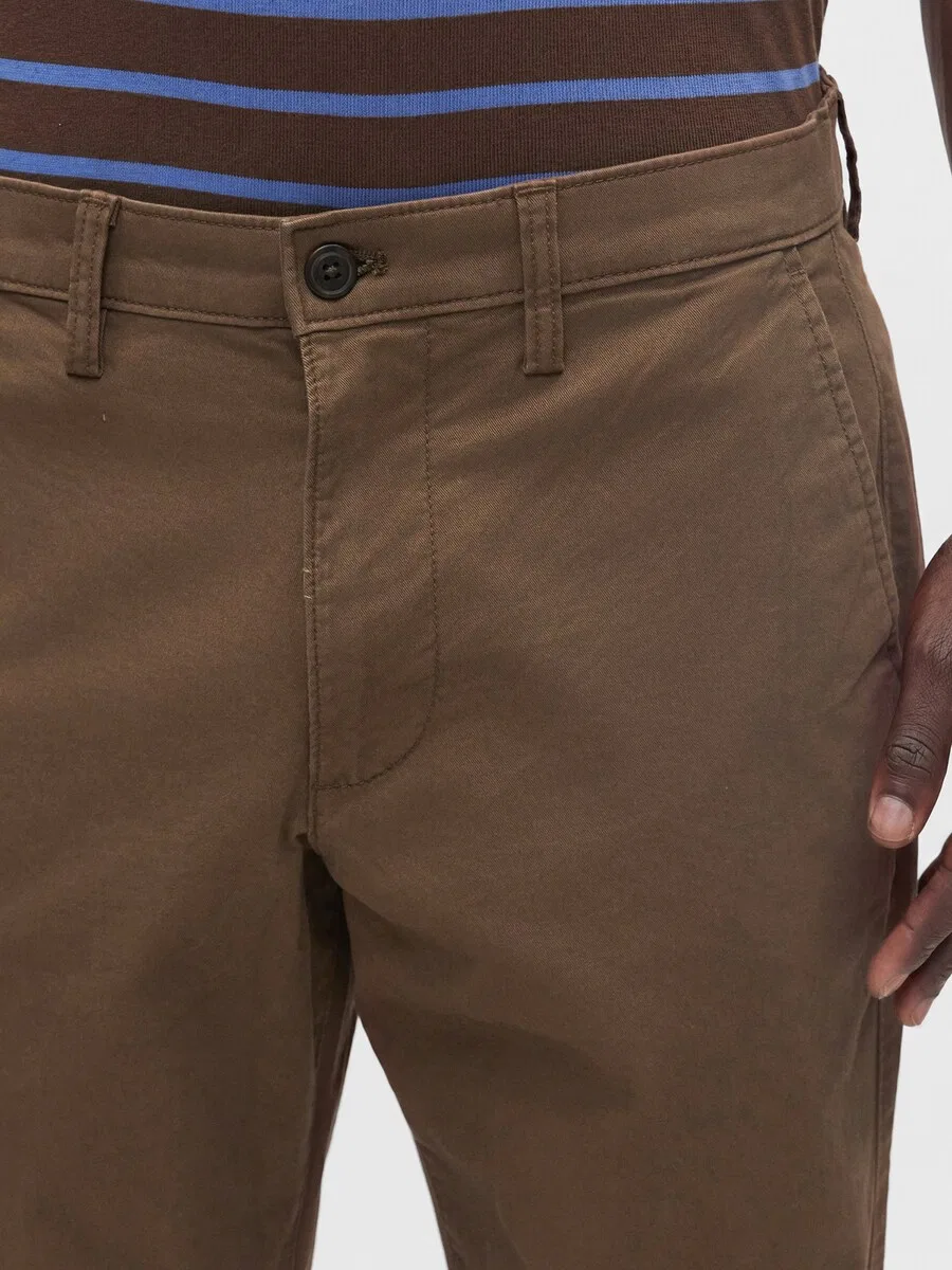 Брюки-чиносы GAP Slim fit 'ESSENTIAL' в цвете Umbra — фото 2