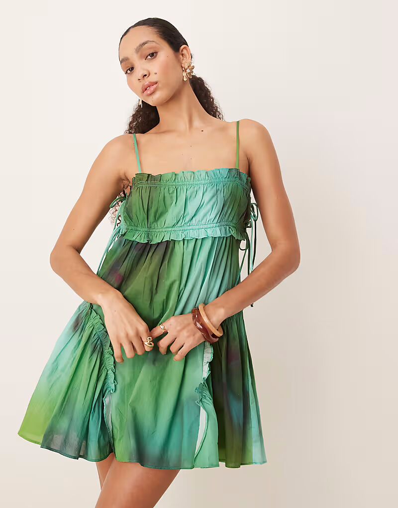 

Мини-платье-бэбидолл ASOS DESIGN с оборкой по низу с зеленым размытым принтом