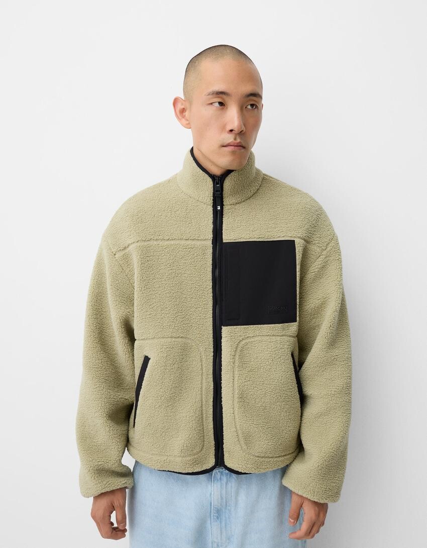 

Куртка из искусственной овчины с контрастными деталями Bershka, зеленый