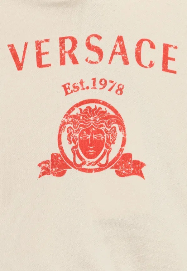 Худи унисекс с принтом в стиле университетской формы Versace, кремовый — фото 3
