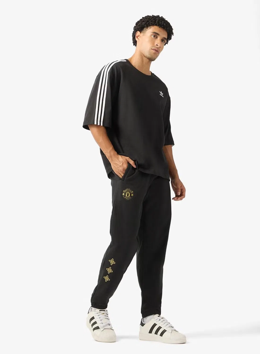 Штаны спортивные с графическим принтом Manchester United Cultural Story Adidas, черный — фото 2