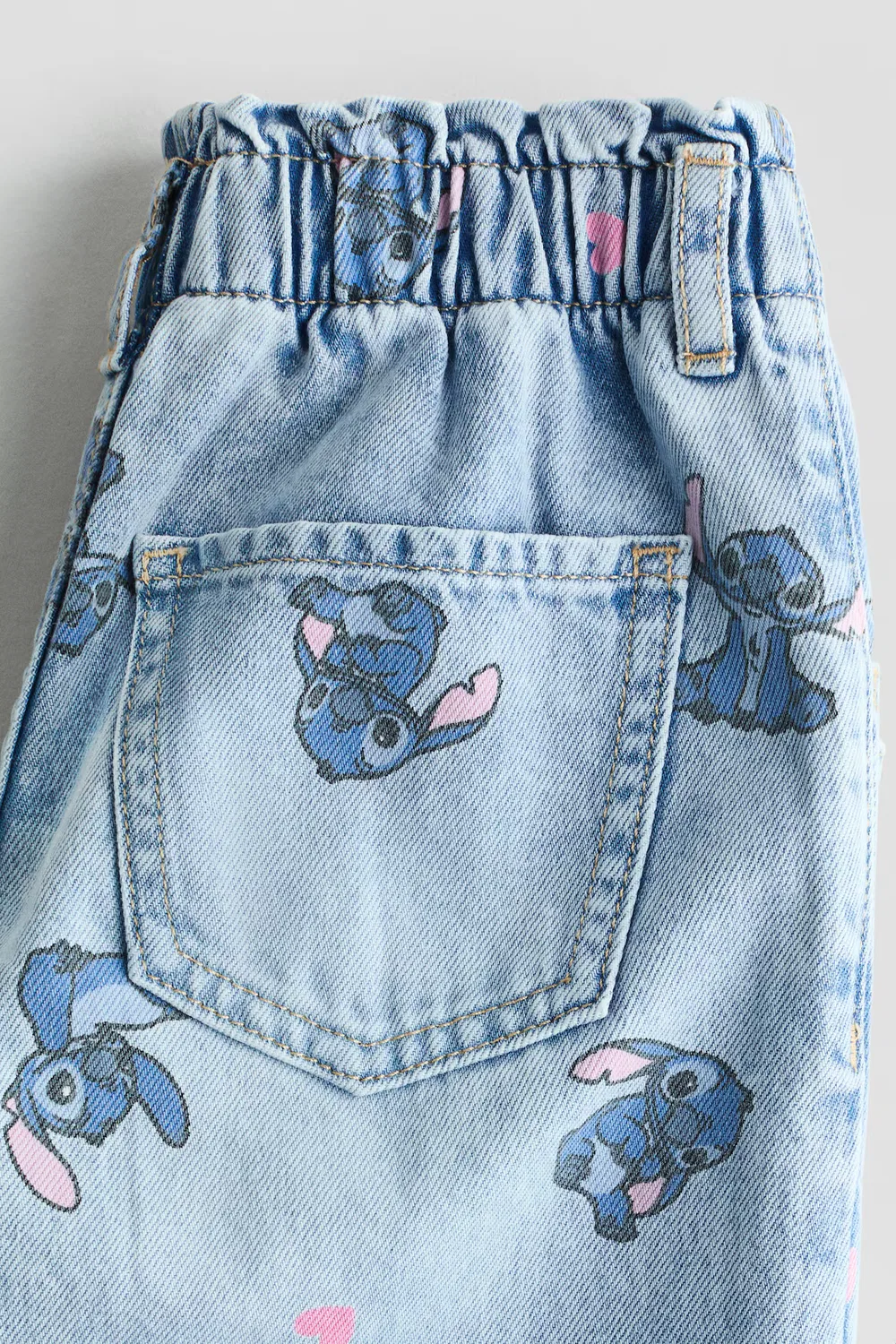 Свободные джинсы зауженного кроя H&M, Helles Denimblau/Lilo & Stitch — фото 2
