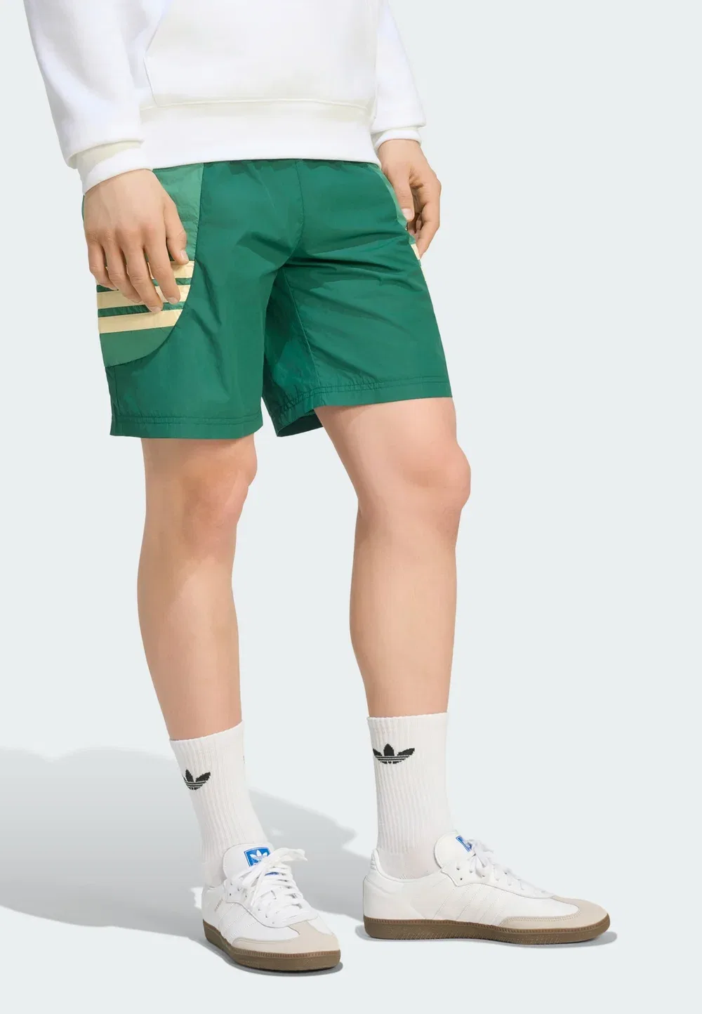 Мюнхенский магазин спортивных штанов Adidas Originals, Collegiate Green