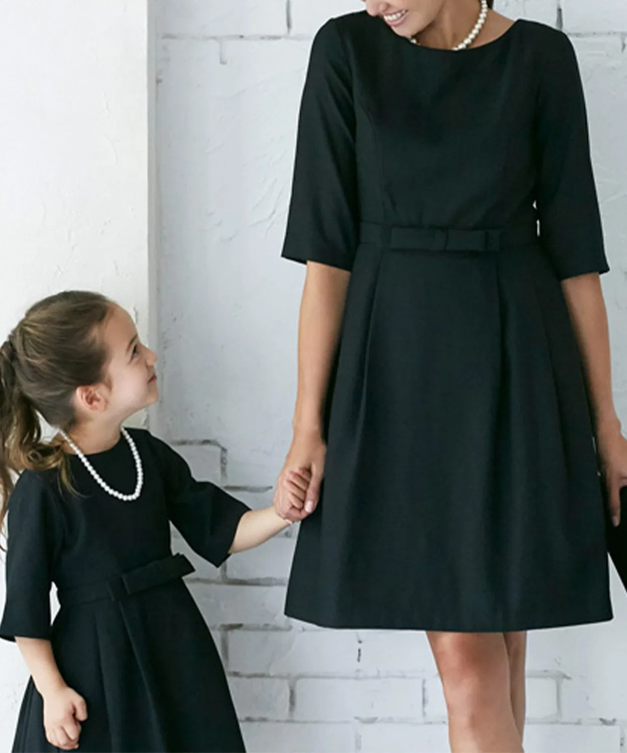 Детское платье для девочек с длинным рукавомA-силуэта с лентой на талии DRESS LAB, Beige — фото 2