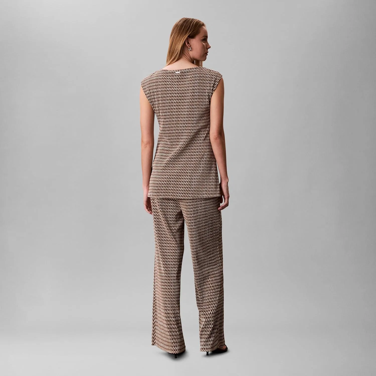 Женская туника принтованная плиссе Printed Plisse Boat Neck Tunic Calvin Klein, Brown Ladder Print — фото 2