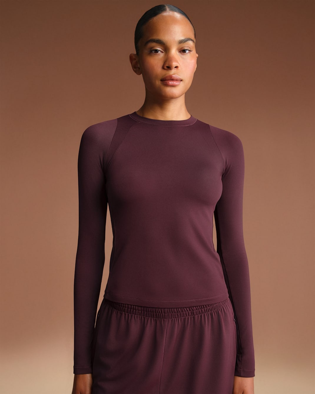 

Спортивный топ NikeSKIMS Airy Women's Long-Sleeve Crew-Neck, смородиновый