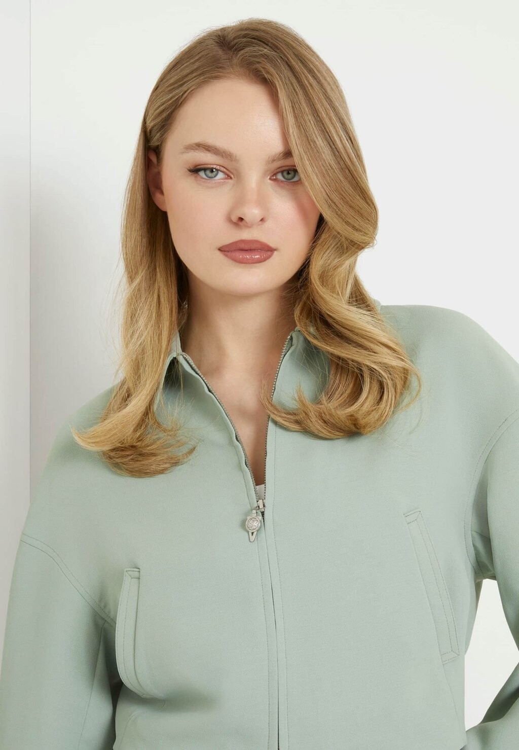 

Тонкая куртка CROPPED Guess, светло-зеленый