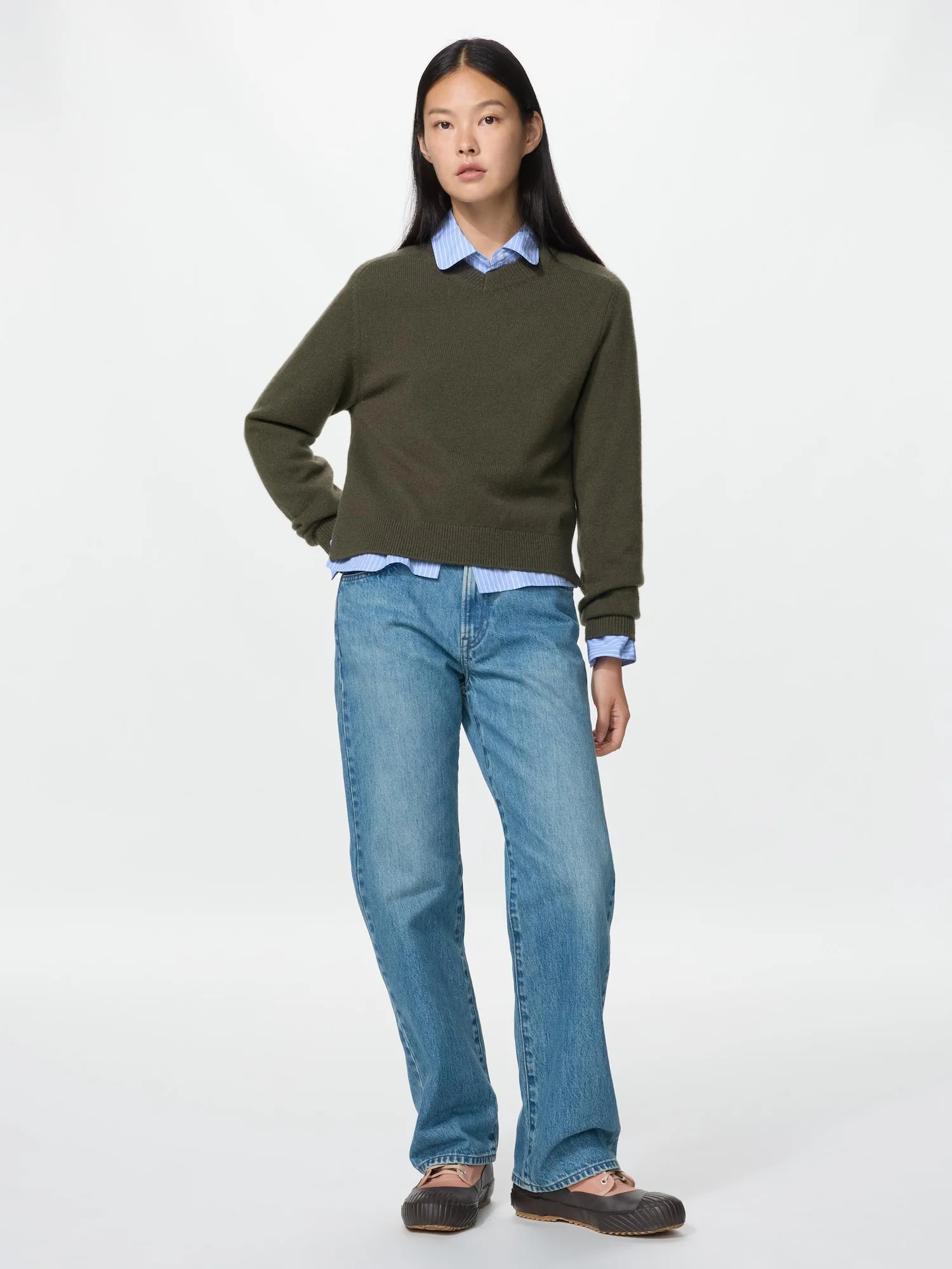 Свитер Uniqlo x JW Anderson Cashmere с V-образным вырезом, 57 оливковый — фото 2