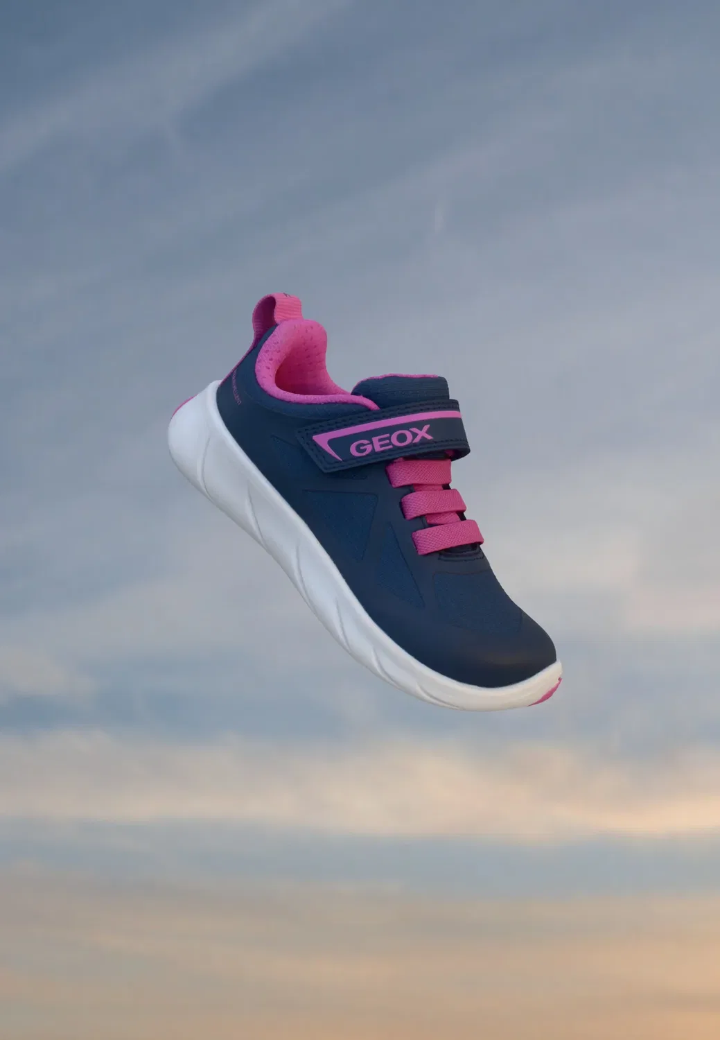 Девушка, занимающаяся бегом - кроссовки Geox, Navy/Fuchsia