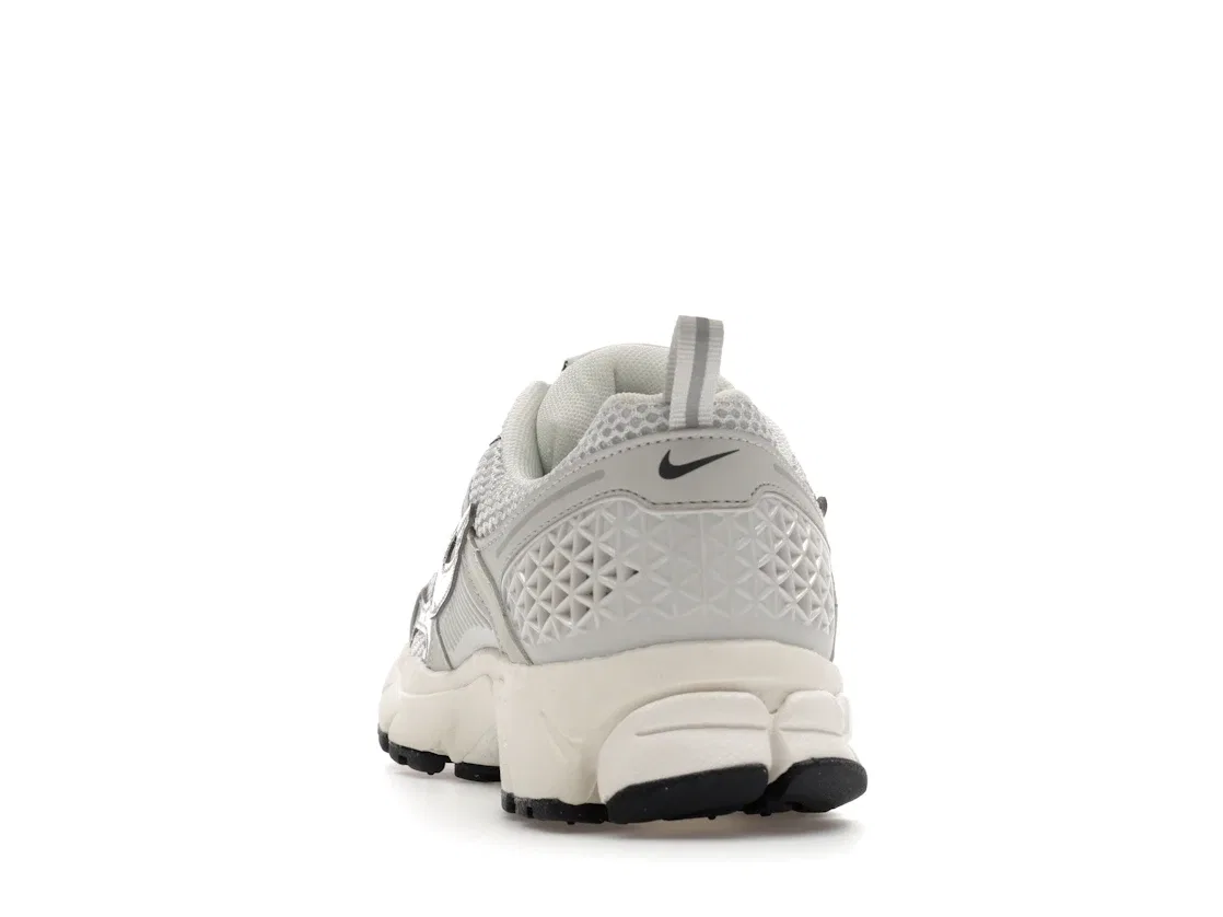 Детские кроссовки Lifestyle с отражающими элементами Nike Zoom Vomero 5, Photon Dust/Gridiron/Sail/Chrome — фото 4