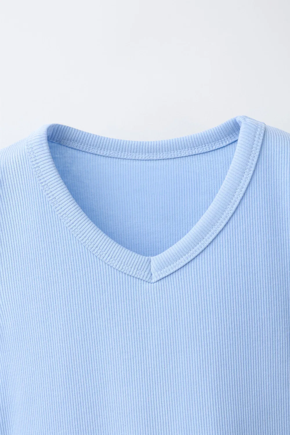 Футболка с V-образным вырезом и ребристой отделкой ZARA, Sky Blue — фото 3