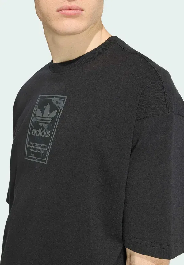 Футболка с камуфляжным принтом на язычке - футболка с принтом Adidas Originals, черный — фото 3