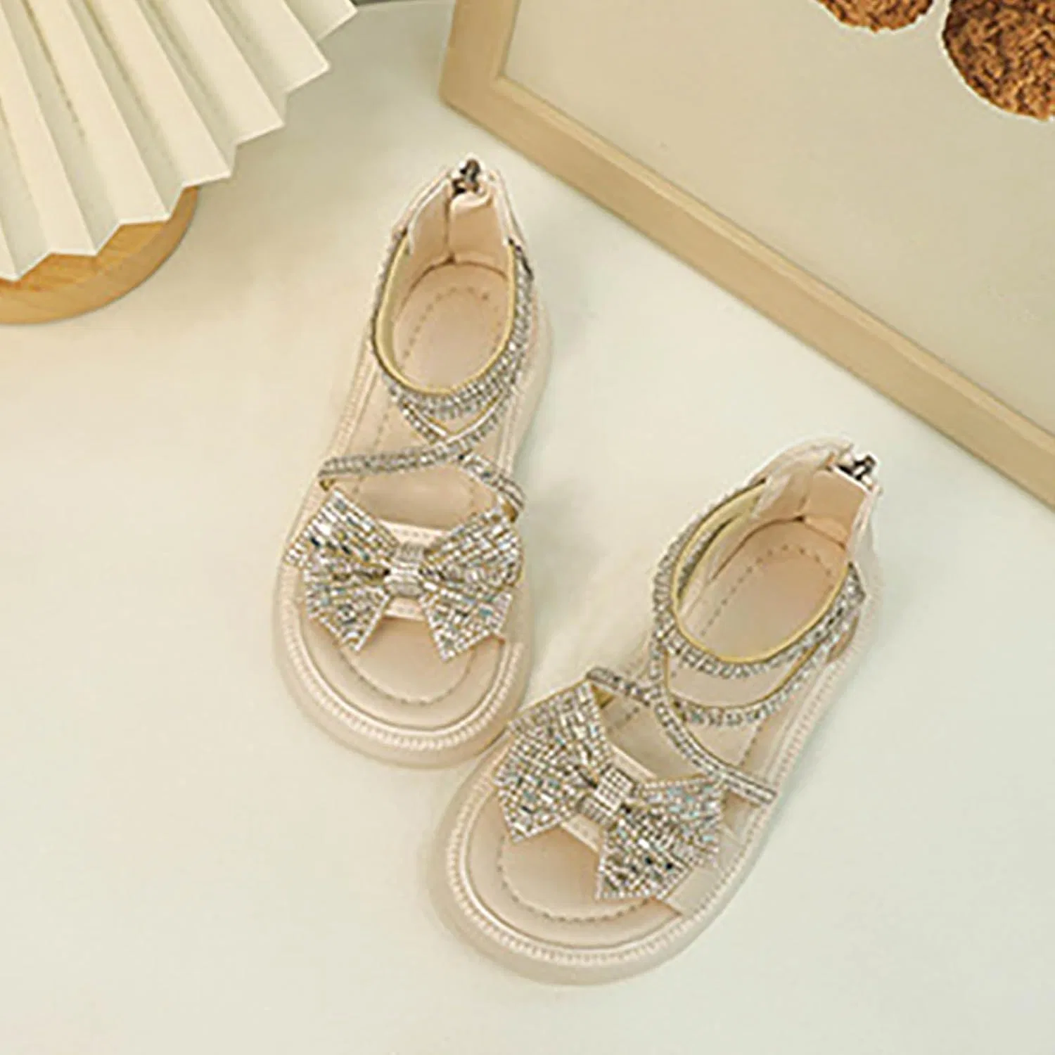 Детские туфли для девочек с открытым носком и блестящим бантом Mary Jane, Beige — фото 2