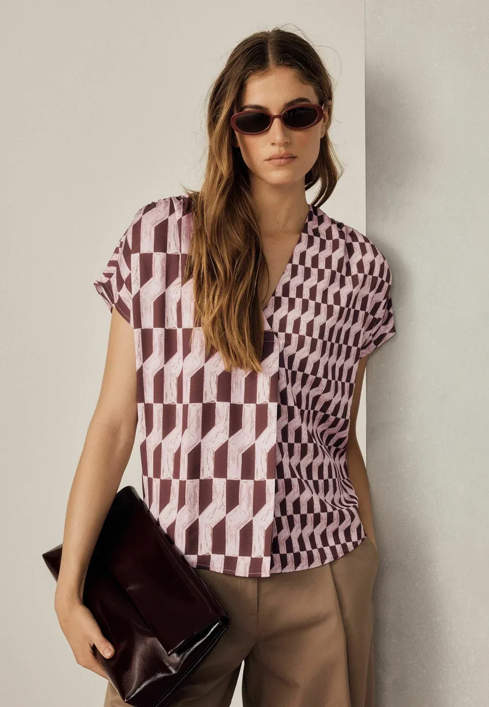 Блузка стандартного кроя с короткими рукавами и V-образным вырезом Next, Pink Brown Geometric Print