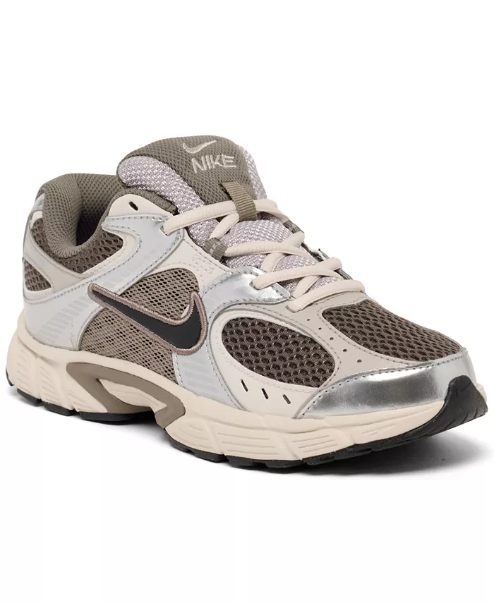 

Кроссовки V5 RNR Casual для подростков от Finish Line Nike, коричневый