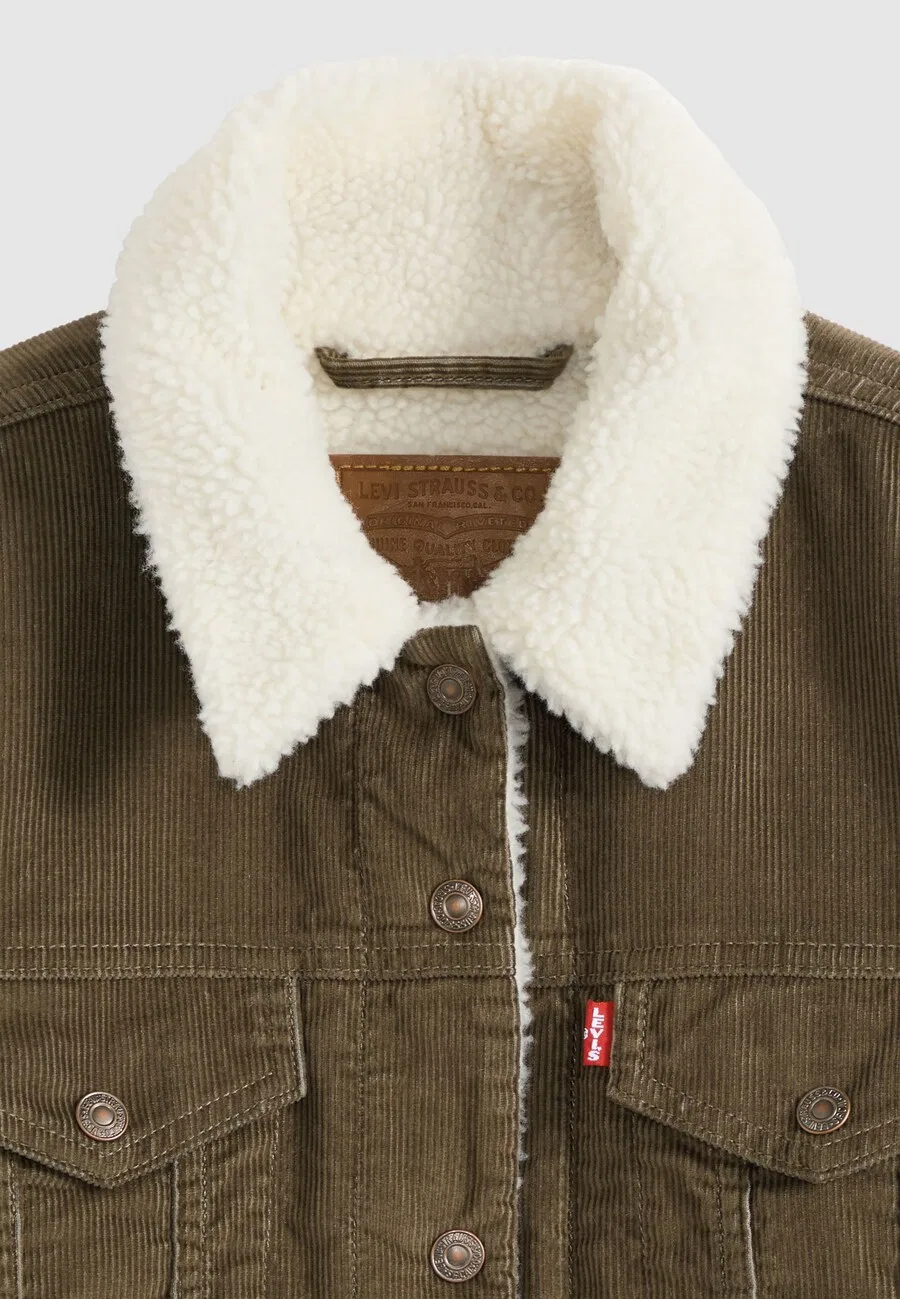 Куртка LEVI'S Between-Season Jacket 'Original Sherpa Trucker' оливкового цвета — фото 4