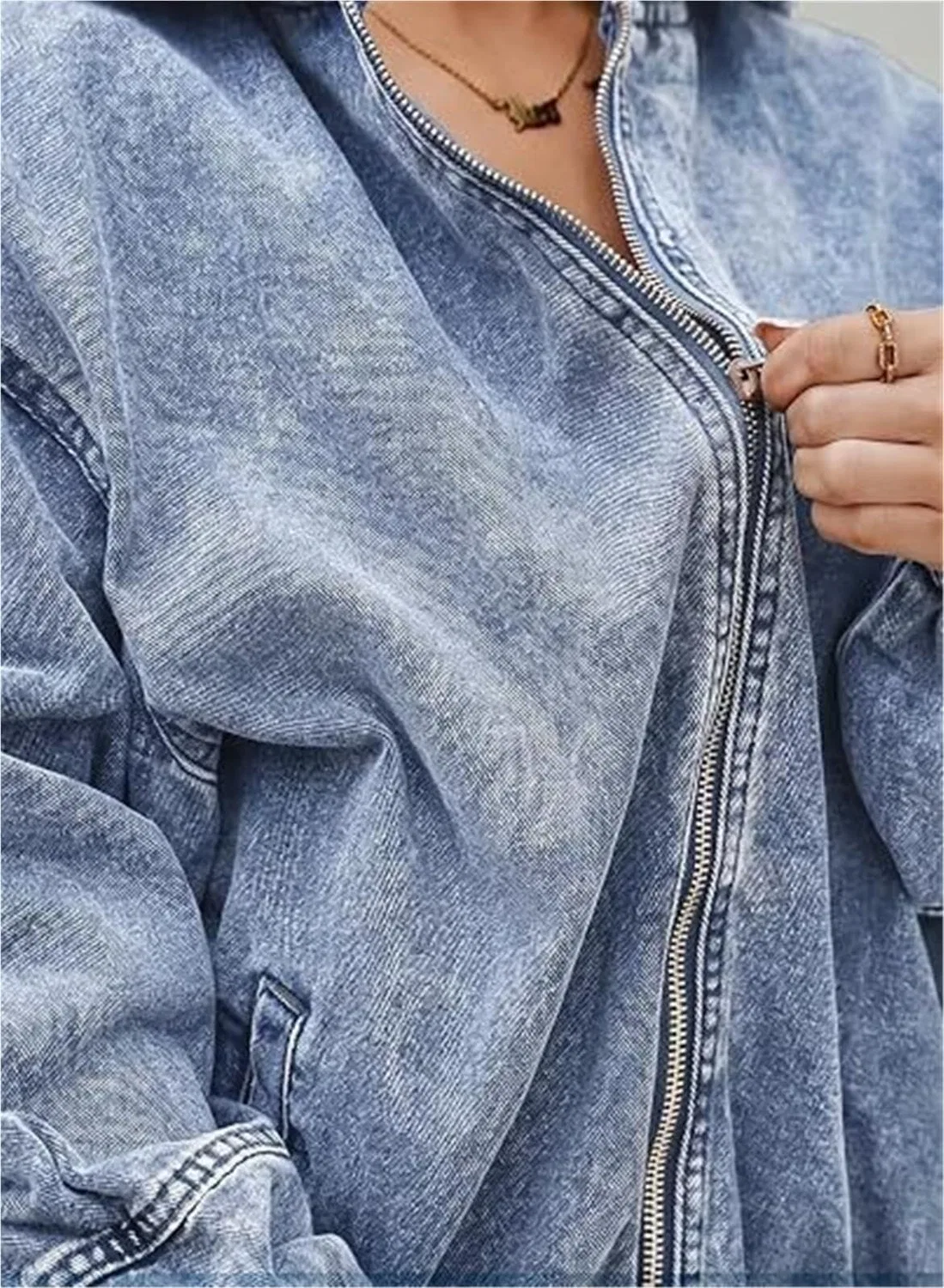 Женская джинсовая куртка oversize с капюшоном и молнией, черная, Light blue — фото 2