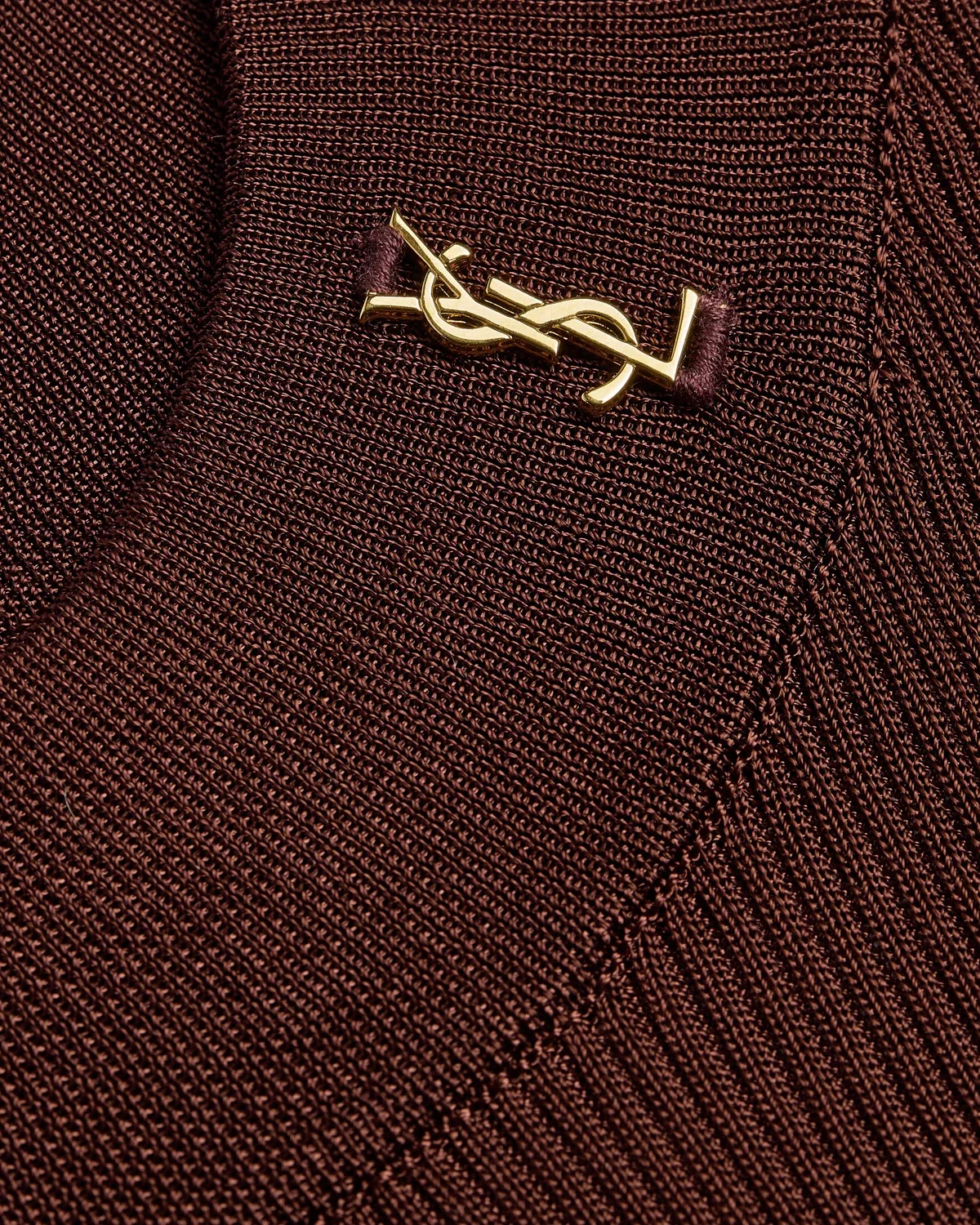 Топ с воротником-стойкой CASSANDRE из ребристого шелка Saint Laurent, коричневый — фото 3
