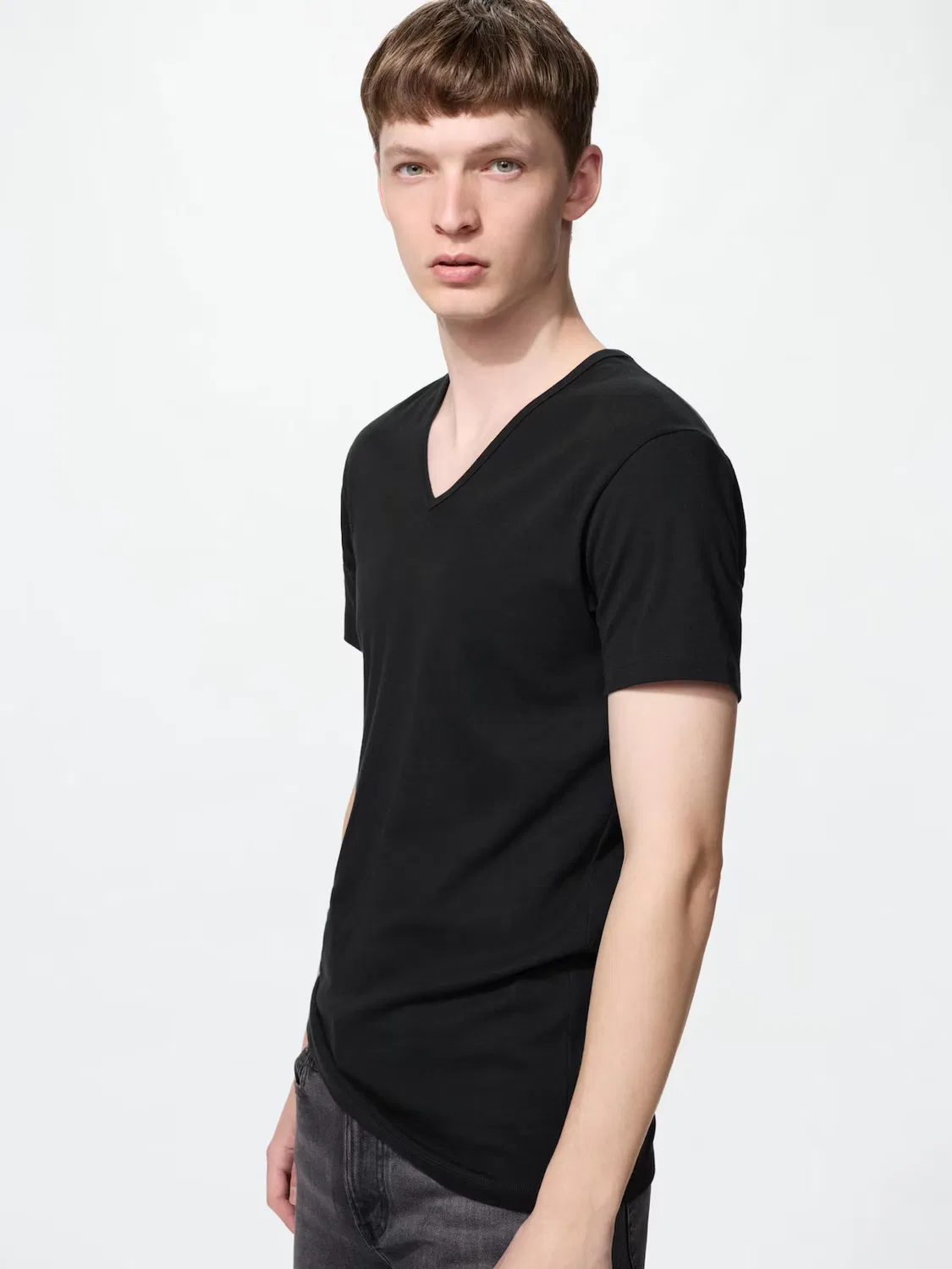 Хлопковая футболка Uniqlo с V-образным вырезом, черный
