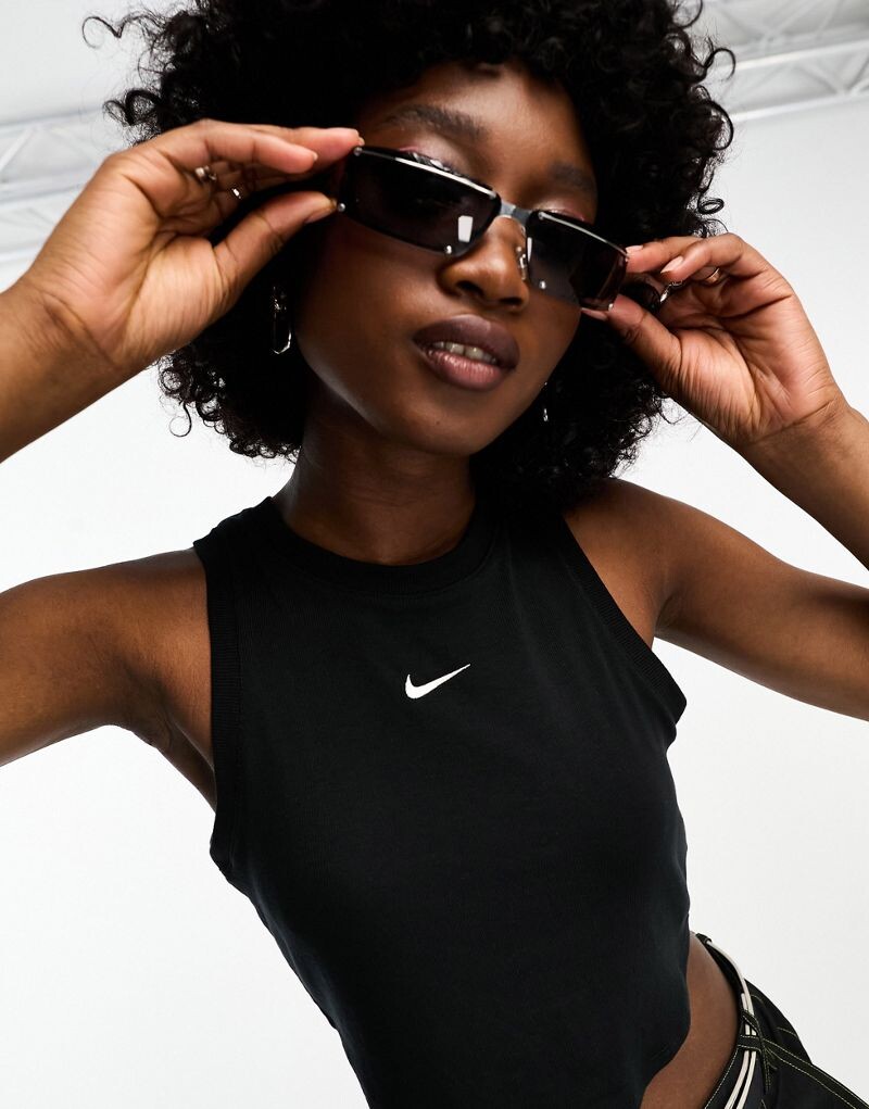 

Черная укороченная майка в рубчик Nike Essentials