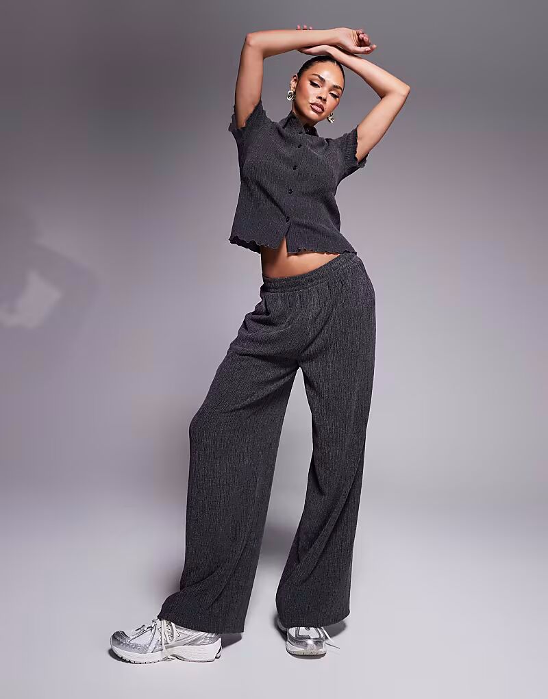 

Широкие фактурные брюки ASOS DESIGN цвета «уголь»