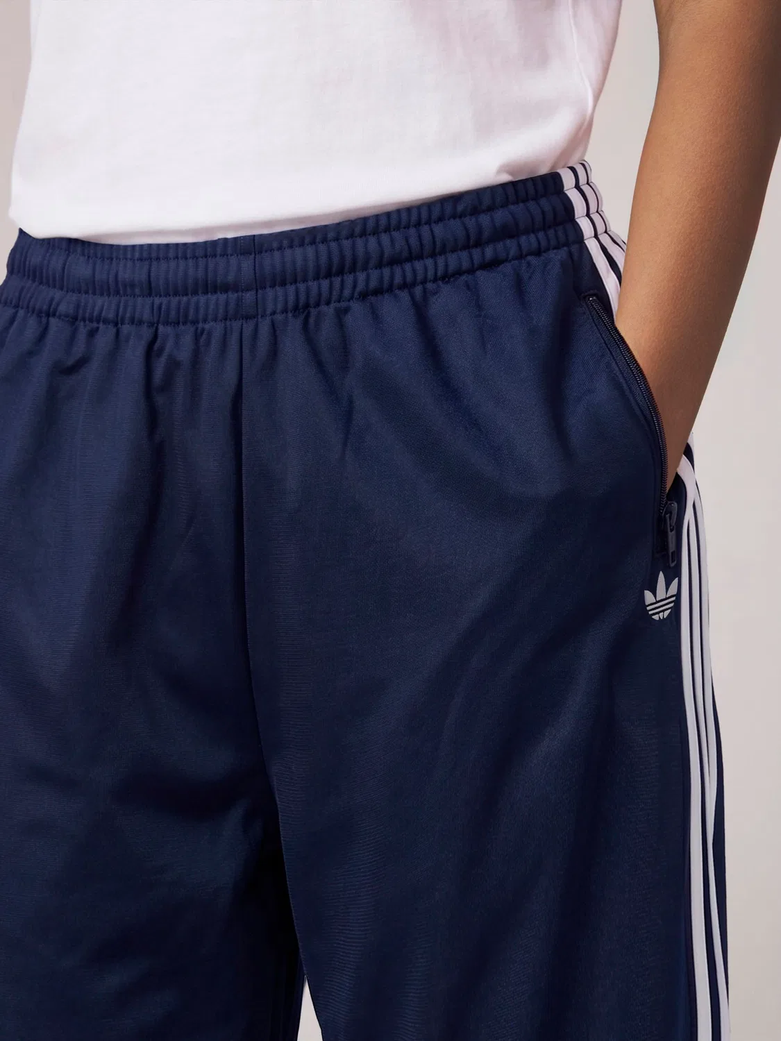 Спортивные брюки Firebird Loose, adidas Originals, черно-белые — фото 3