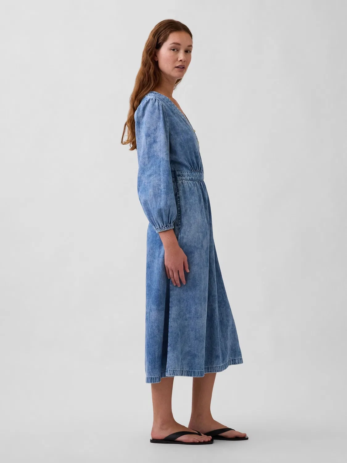 Платье джинсовое миди, V-образный вырез Gap, Medium wash — фото 3