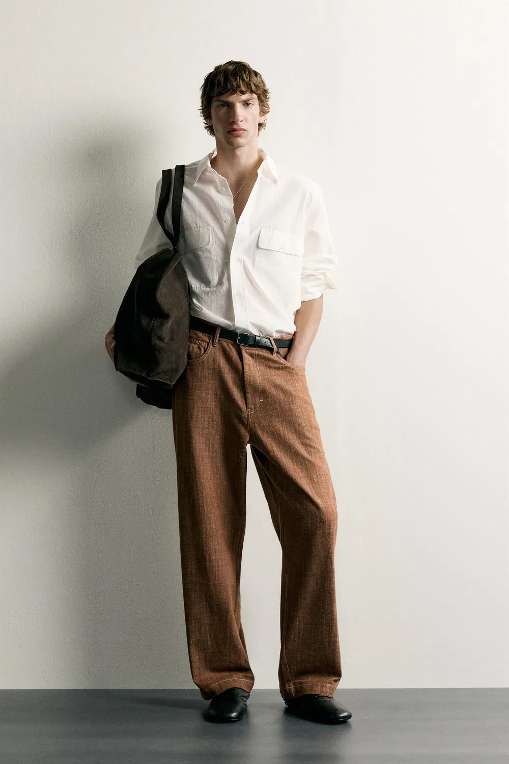 Брюки свободного кроя с декоративной строчкой. ZARA, dark russet