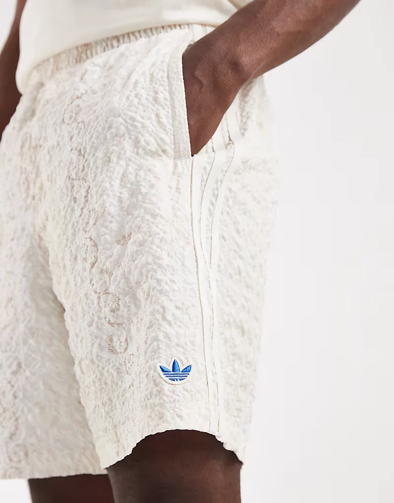 Шорты Adidas Originals из жатой ткани сирсакер, курортные, кремовый с цветочным принтом — фото 3