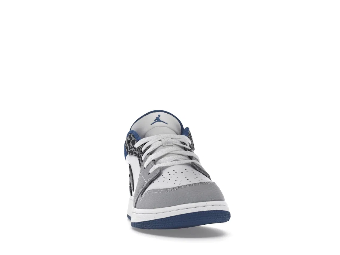 Детские кроссовки Lifestyle с принтом Jordan 1 Low SE True Blue Jordan, White/Grey True Blue Black — фото 2