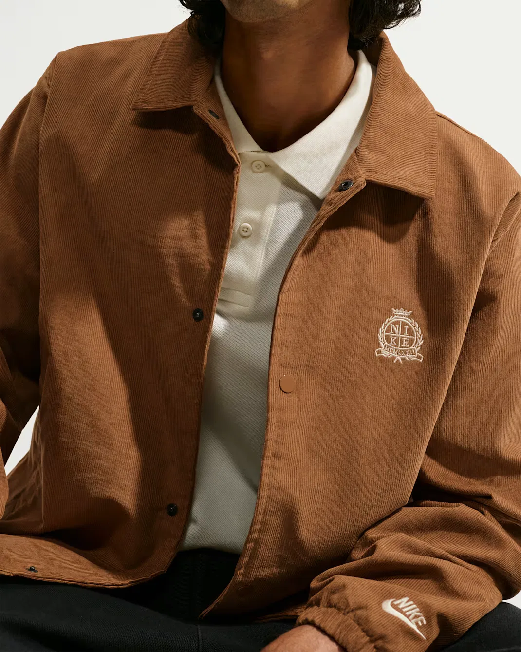 Мужская вельветовая куртка тренера Nike Club, Ale Brown/Sanddrift — фото 3