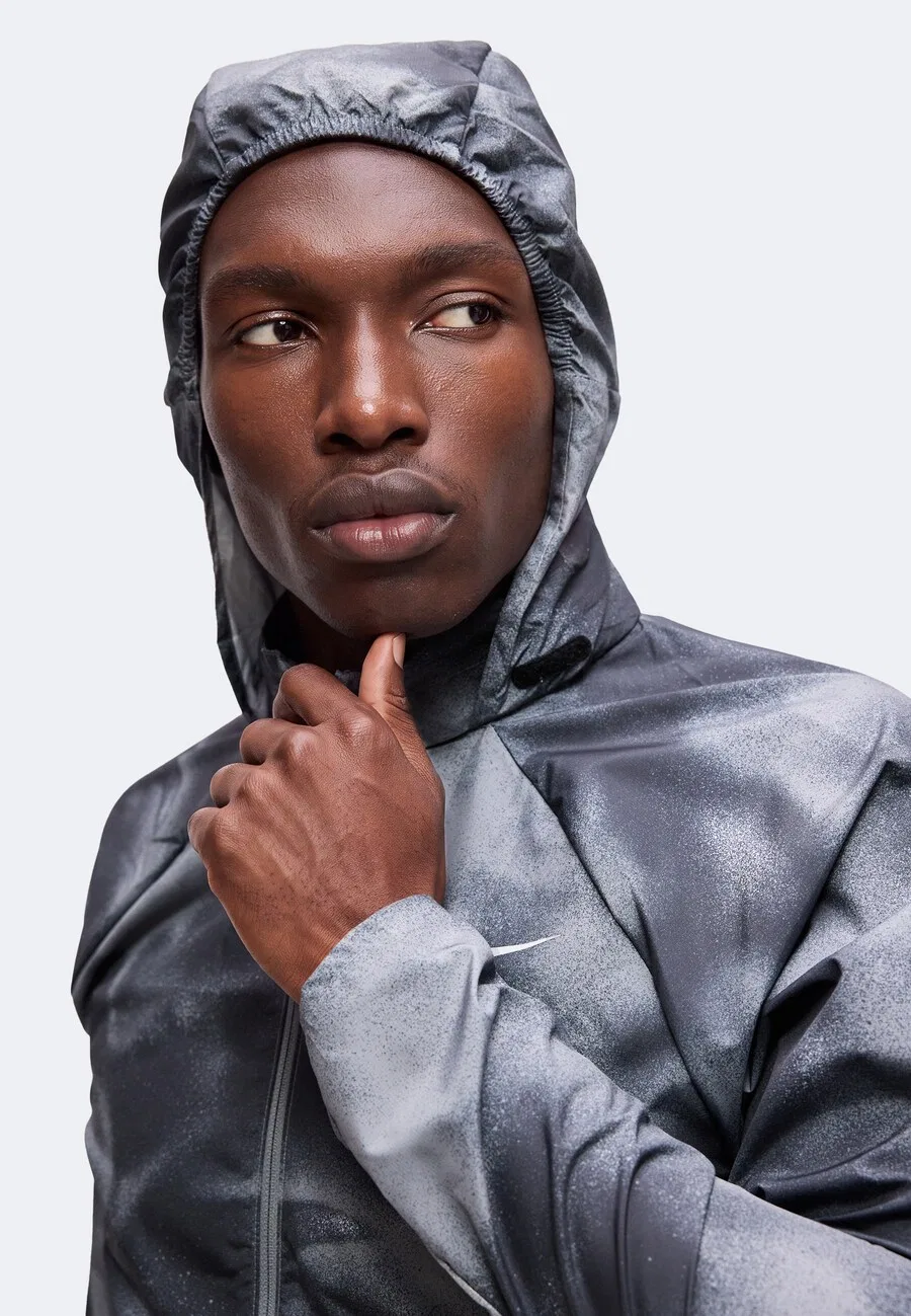Спортивная куртка NIKE 'Miler' черного цвета — фото 3