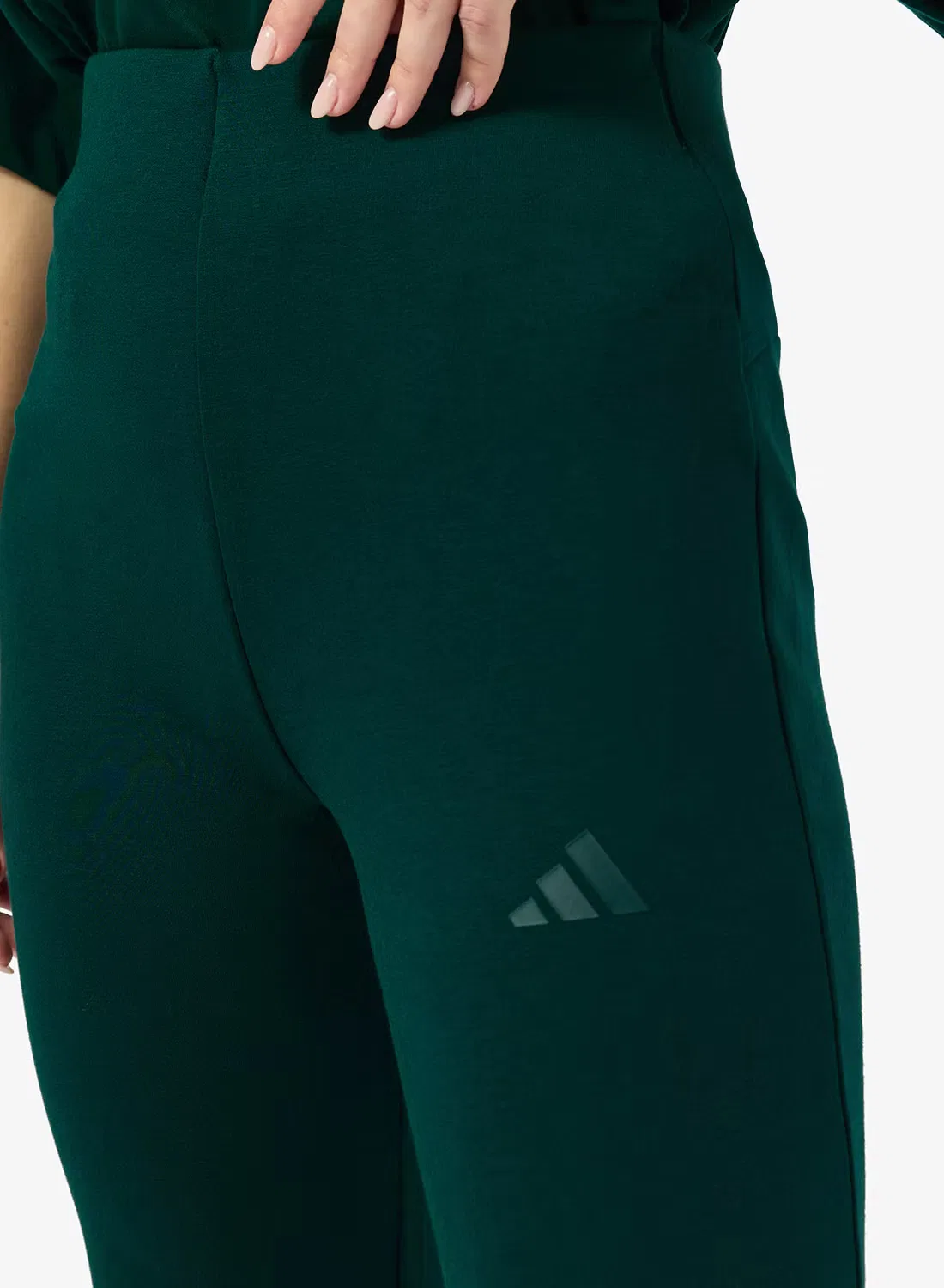 Спортивные штаны-клеш с принтом Saudia travel pack soft lux Adidas, аврора айви — фото 4