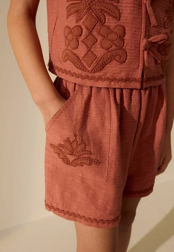 Комплект из жилета и шорт с цветочным узором Regular fit - textured applique waistcost shorts set - waistcoat Next, rust brown, коричневый — фото 4