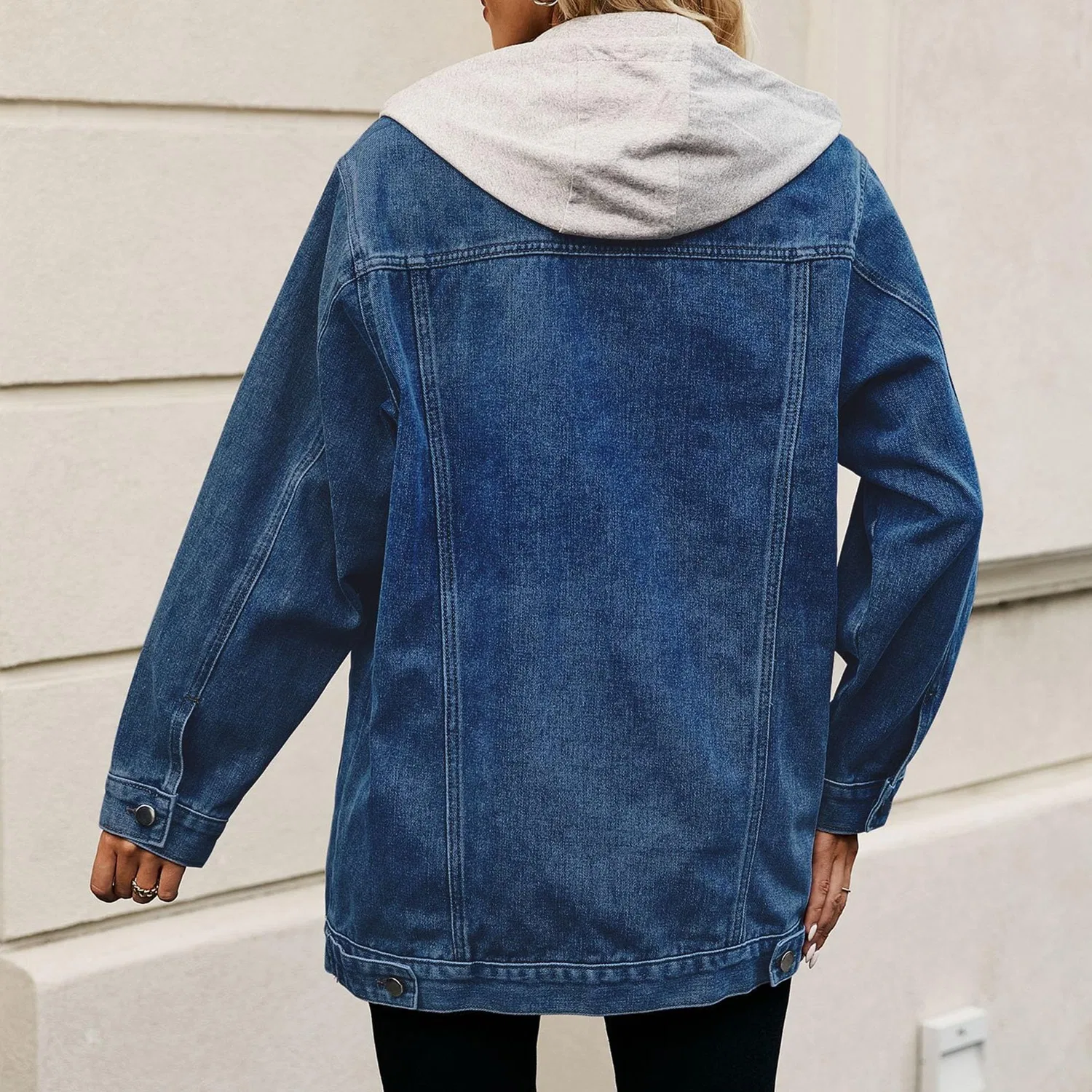 Женская джинсовая куртка oversize с капюшоном, длинным рукавом, Blu scuro con cappuccio — фото 2