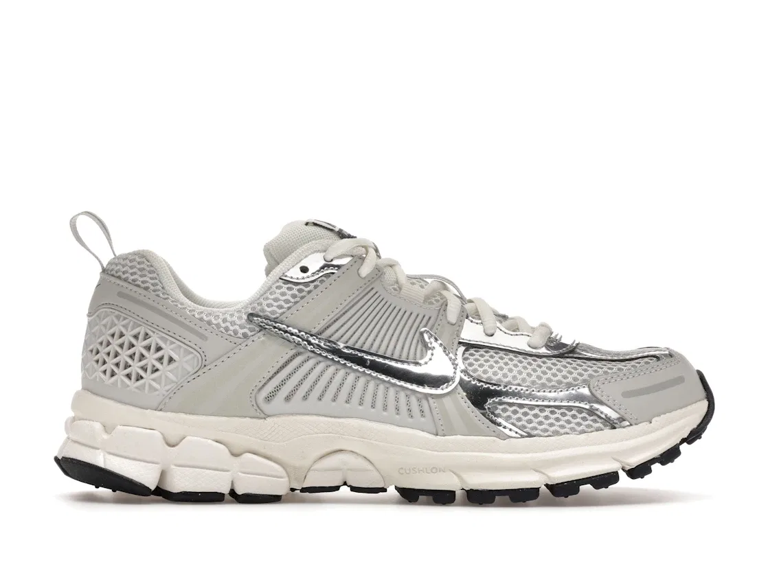 Детские кроссовки Lifestyle с отражающими элементами Nike Zoom Vomero 5, Photon Dust/Gridiron/Sail/Chrome