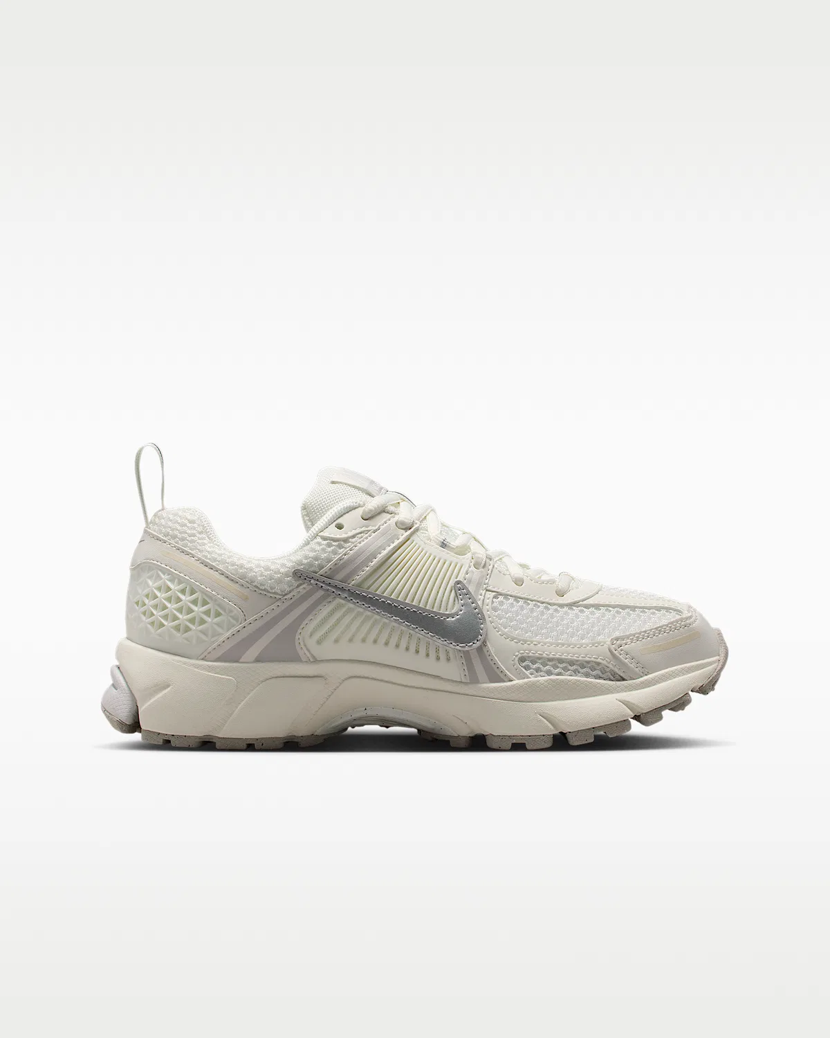Детские кроссовки с отражающими элементами Nike Vomero 5, Sail/Vast Grey/College Grey/Metallic Silver — фото 3